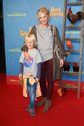 Franziska Schlattner mit Sohn Timm, Filmpremiere von Burg Schreckenstein im Mathaeser Filmpalast in Muenchen am 16.10.2016