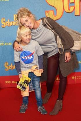 Franziska Schlattner mit Sohn Timm, Filmpremiere von Burg Schreckenstein im Mathaeser Filmpalast in Muenchen am 16.10.2016