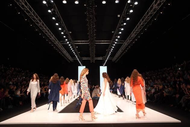 Bilder des Tages MOSCOW, RUSSIA - OCTOBER 16, 2016: Models showcase creations during a runway show for the Spring Summer 2017 collection by Russian fashion designer Oksana Fedorova in the Manege Central Exhibition Hall. Vyacheslav Prokofyev TASS  TS034AFD