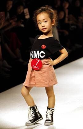 A child performs at the Shanghai International Kids Model Contest during the Shanghai Fashion Week in Shanghai, east China, Oct. 16, 2016. ) (wf) CHINA-SHANGHAI-FASHION WEEK (CN) ZhuangxYi 