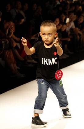 A child performs at the Shanghai International Kids Model Contest during the Shanghai Fashion Week in Shanghai, east China, Oct. 16, 2016. ) (wf) CHINA-SHANGHAI-FASHION WEEK (CN) ZhuangxYi 