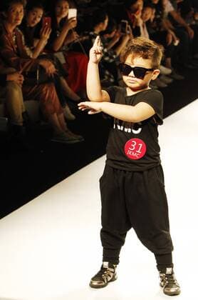 A child performs at the Shanghai International Kids Model Contest during the Shanghai Fashion Week in Shanghai, east China, Oct. 16, 2016. ) (wf) CHINA-SHANGHAI-FASHION WEEK (CN) ZhuangxYi 
