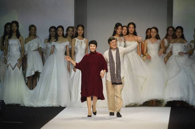 Designer Ren Chunhua (L front) acknowledges the audience during the Shanghai Fashion Week in Shanghai, east China, Oct. 16, 2016. ) (wf) CHINA-SHANGHAI-FASHION WEEK (CN) GuoxChangyao 