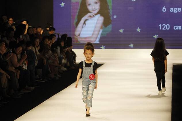 A child performs at the Shanghai International Kids Model Contest during the Shanghai Fashion Week in Shanghai, east China, Oct. 16, 2016. ) (wf) CHINA-SHANGHAI-FASHION WEEK (CN) ZhuangxYi 