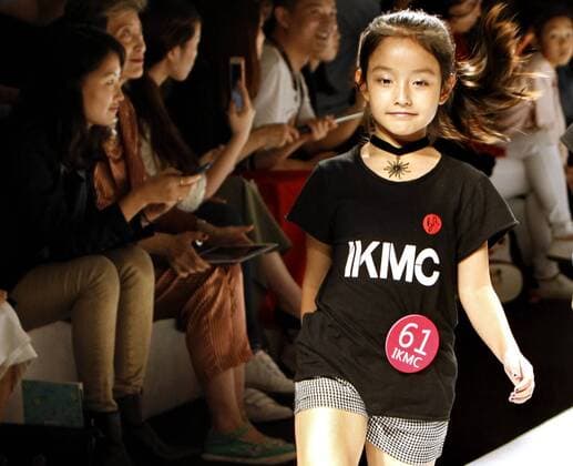 A child performs at the Shanghai International Kids Model Contest during the Shanghai Fashion Week in Shanghai, east China, Oct. 16, 2016. ) (wf) CHINA-SHANGHAI-FASHION WEEK (CN) ZhuangxYi 