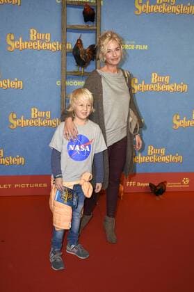 Franziska Schlattner mit Sohn Jimmy bei der Premiere des Kinofilms Burg Schreckenstein im Mathäser Filmpalast. München, 16.10.2016 Foto:xP.xSchönbergerx xFuturexImage