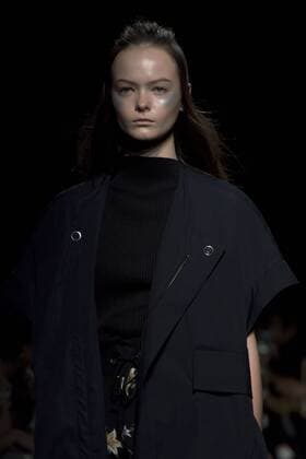 Bilder des Tages Tokio Fashion Week - Ujoh Modenschau October 17, 2016 - Tokyo, Tokyo, Japan - A model walks the runway during the Ujoh show as part of Fashion Week Tokyo Spring Summer 2017. Tokyo Japan - ZUMAc166