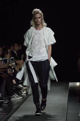 Tokio Fashion Week - Ujoh Modenschau October 17, 2016 - Tokyo, Tokyo, Japan - A model walks the runway during the Ujoh show as part of Fashion Week Tokyo Spring Summer 2017. Tokyo Japan - ZUMAc166