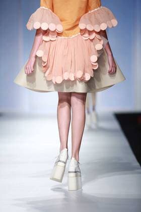 India Fashion Week - Amit Aggarwal Modenschau NEW DELHI, INDIA - OCTOBER 15: A model showcases the creation of designer Amit Aggarwal during Amazon India Fashion Week Spring-Summer 17 at NSIC Exhibition Complex on October 15, 2016 in New Delhi, India. (Photo by Amal Ks Hindustan Times) Amazon India Fashion Week Spring Summer 2017