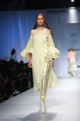 India Fashion Week - Amit Aggarwal Modenschau NEW DELHI, INDIA - OCTOBER 15: A model showcases the creation of designer Amit Aggarwal during Amazon India Fashion Week Spring-Summer 17 at NSIC Exhibition Complex on October 15, 2016 in New Delhi, India. (Photo by Amal Ks Hindustan Times) Amazon India Fashion Week Spring Summer 2017