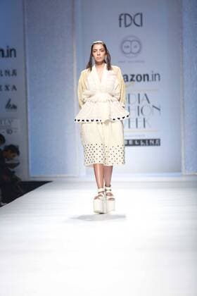 India Fashion Week - Amit Aggarwal Modenschau NEW DELHI, INDIA - OCTOBER 15: A model showcases the creation of designer Amit Aggarwal during Amazon India Fashion Week Spring-Summer 17 at NSIC Exhibition Complex on October 15, 2016 in New Delhi, India. (Photo by Amal Ks Hindustan Times) Amazon India Fashion Week Spring Summer 2017