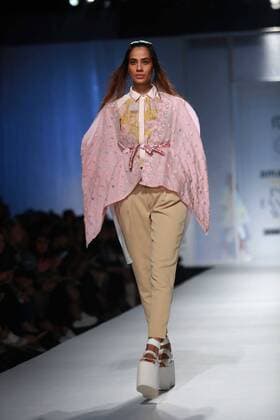 India Fashion Week - Amit Aggarwal Modenschau NEW DELHI, INDIA - OCTOBER 15: A model showcases the creation of designer Amit Aggarwal during Amazon India Fashion Week Spring-Summer 17 at NSIC Exhibition Complex on October 15, 2016 in New Delhi, India. (Photo by Amal Ks Hindustan Times) Amazon India Fashion Week Spring Summer 2017