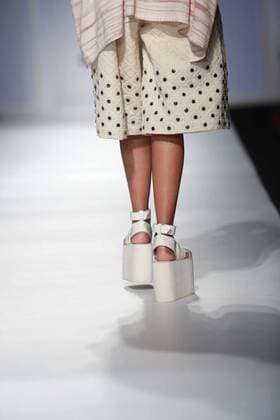 India Fashion Week - Amit Aggarwal Modenschau NEW DELHI, INDIA - OCTOBER 15: A model showcases the creation of designer Amit Aggarwal during Amazon India Fashion Week Spring-Summer 17 at NSIC Exhibition Complex on October 15, 2016 in New Delhi, India. (Photo by Amal Ks Hindustan Times) Amazon India Fashion Week Spring Summer 2017