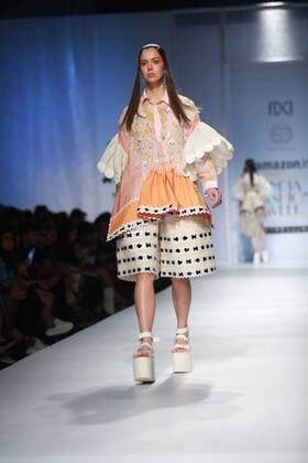 India Fashion Week - Amit Aggarwal Modenschau NEW DELHI, INDIA - OCTOBER 15: A model showcases the creation of designer Amit Aggarwal during Amazon India Fashion Week Spring-Summer 17 at NSIC Exhibition Complex on October 15, 2016 in New Delhi, India. (Photo by Amal Ks Hindustan Times) Amazon India Fashion Week Spring Summer 2017