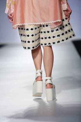 India Fashion Week - Amit Aggarwal Modenschau NEW DELHI, INDIA - OCTOBER 15: A model showcases the creation of designer Amit Aggarwal during Amazon India Fashion Week Spring-Summer 17 at NSIC Exhibition Complex on October 15, 2016 in New Delhi, India. (Photo by Amal Ks Hindustan Times) Amazon India Fashion Week Spring Summer 2017