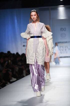India Fashion Week - Amit Aggarwal Modenschau NEW DELHI, INDIA - OCTOBER 15: A model showcases the creation of designer Amit Aggarwal during Amazon India Fashion Week Spring-Summer 17 at NSIC Exhibition Complex on October 15, 2016 in New Delhi, India. (Photo by Amal Ks Hindustan Times) Amazon India Fashion Week Spring Summer 2017