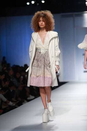India Fashion Week - Amit Aggarwal Modenschau NEW DELHI, INDIA - OCTOBER 15: A model showcases the creation of designer Amit Aggarwal during Amazon India Fashion Week Spring-Summer 17 at NSIC Exhibition Complex on October 15, 2016 in New Delhi, India. (Photo by Amal Ks Hindustan Times) Amazon India Fashion Week Spring Summer 2017