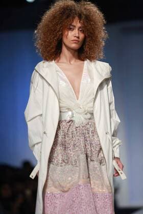 India Fashion Week - Amit Aggarwal Modenschau NEW DELHI, INDIA - OCTOBER 15: A model showcases the creation of designer Amit Aggarwal during Amazon India Fashion Week Spring-Summer 17 at NSIC Exhibition Complex on October 15, 2016 in New Delhi, India. (Photo by Amal Ks Hindustan Times) Amazon India Fashion Week Spring Summer 2017