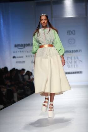 India Fashion Week - Amit Aggarwal Modenschau NEW DELHI, INDIA - OCTOBER 15: A model showcases the creation of designer Amit Aggarwal during Amazon India Fashion Week Spring-Summer 17 at NSIC Exhibition Complex on October 15, 2016 in New Delhi, India. (Photo by Amal Ks Hindustan Times) Amazon India Fashion Week Spring Summer 2017