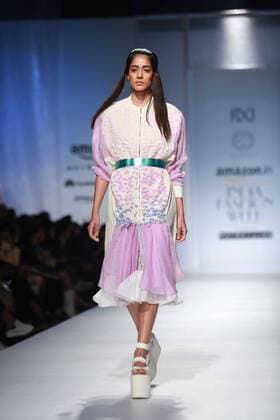 India Fashion Week - Amit Aggarwal Modenschau NEW DELHI, INDIA - OCTOBER 15: A model showcases the creation of designer Amit Aggarwal during Amazon India Fashion Week Spring-Summer 17 at NSIC Exhibition Complex on October 15, 2016 in New Delhi, India. (Photo by Amal Ks Hindustan Times) Amazon India Fashion Week Spring Summer 2017