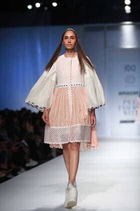 India Fashion Week - Amit Aggarwal Modenschau NEW DELHI, INDIA - OCTOBER 15: A model showcases the creation of designer Amit Aggarwal during Amazon India Fashion Week Spring-Summer 17 at NSIC Exhibition Complex on October 15, 2016 in New Delhi, India. (Photo by Amal Ks Hindustan Times) Amazon India Fashion Week Spring Summer 2017