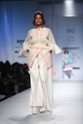 India Fashion Week - Amit Aggarwal Modenschau NEW DELHI, INDIA - OCTOBER 15: A model showcases the creation of designer Amit Aggarwal during Amazon India Fashion Week Spring-Summer 17 at NSIC Exhibition Complex on October 15, 2016 in New Delhi, India. (Photo by Amal Ks Hindustan Times) Amazon India Fashion Week Spring Summer 2017