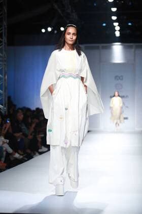 India Fashion Week - Amit Aggarwal Modenschau NEW DELHI, INDIA - OCTOBER 15: A model showcases the creation of designer Amit Aggarwal during Amazon India Fashion Week Spring-Summer 17 at NSIC Exhibition Complex on October 15, 2016 in New Delhi, India. (Photo by Amal Ks Hindustan Times) Amazon India Fashion Week Spring Summer 2017