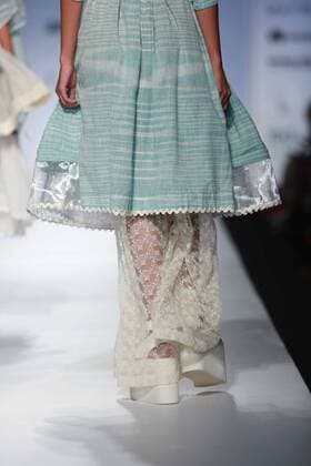 India Fashion Week - Amit Aggarwal Modenschau NEW DELHI, INDIA - OCTOBER 15: A model showcases the creation of designer Amit Aggarwal during Amazon India Fashion Week Spring-Summer 17 at NSIC Exhibition Complex on October 15, 2016 in New Delhi, India. (Photo by Amal Ks Hindustan Times) Amazon India Fashion Week Spring Summer 2017