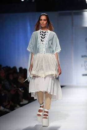 India Fashion Week - Amit Aggarwal Modenschau NEW DELHI, INDIA - OCTOBER 15: A model showcases the creation of designer Amit Aggarwal during Amazon India Fashion Week Spring-Summer 17 at NSIC Exhibition Complex on October 15, 2016 in New Delhi, India. (Photo by Amal Ks Hindustan Times) Amazon India Fashion Week Spring Summer 2017