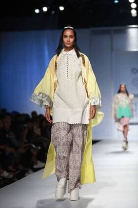 India Fashion Week - Amit Aggarwal Modenschau NEW DELHI, INDIA - OCTOBER 15: A model showcases the creation of designer Amit Aggarwal during Amazon India Fashion Week Spring-Summer 17 at NSIC Exhibition Complex on October 15, 2016 in New Delhi, India. (Photo by Amal Ks Hindustan Times) Amazon India Fashion Week Spring Summer 2017