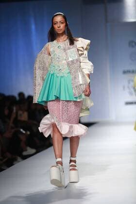 India Fashion Week - Amit Aggarwal Modenschau NEW DELHI, INDIA - OCTOBER 15: A model showcases the creation of designer Amit Aggarwal during Amazon India Fashion Week Spring-Summer 17 at NSIC Exhibition Complex on October 15, 2016 in New Delhi, India. (Photo by Amal Ks Hindustan Times) Amazon India Fashion Week Spring Summer 2017