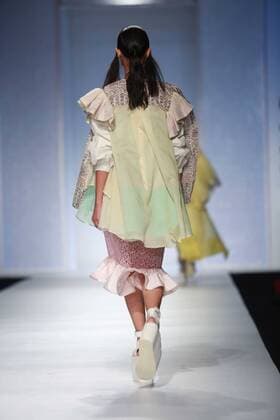 India Fashion Week - Amit Aggarwal Modenschau NEW DELHI, INDIA - OCTOBER 15: A model showcases the creation of designer Amit Aggarwal during Amazon India Fashion Week Spring-Summer 17 at NSIC Exhibition Complex on October 15, 2016 in New Delhi, India. (Photo by Amal Ks Hindustan Times) Amazon India Fashion Week Spring Summer 2017