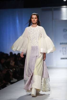 India Fashion Week - Amit Aggarwal Modenschau NEW DELHI, INDIA - OCTOBER 15: A model showcases the creation of designer Amit Aggarwal during Amazon India Fashion Week Spring-Summer 17 at NSIC Exhibition Complex on October 15, 2016 in New Delhi, India. (Photo by Amal Ks Hindustan Times) Amazon India Fashion Week Spring Summer 2017