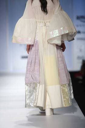 India Fashion Week - Amit Aggarwal Modenschau NEW DELHI, INDIA - OCTOBER 15: A model showcases the creation of designer Amit Aggarwal during Amazon India Fashion Week Spring-Summer 17 at NSIC Exhibition Complex on October 15, 2016 in New Delhi, India. (Photo by Amal Ks Hindustan Times) Amazon India Fashion Week Spring Summer 2017