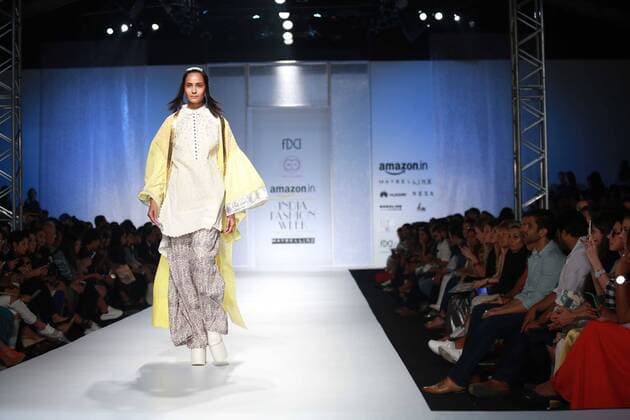 India Fashion Week - Amit Aggarwal Modenschau NEW DELHI, INDIA - OCTOBER 15: A model showcases the creation of designer Amit Aggarwal during Amazon India Fashion Week Spring-Summer 17 at NSIC Exhibition Complex on October 15, 2016 in New Delhi, India. (Photo by Amal Ks Hindustan Times) Amazon India Fashion Week Spring Summer 2017