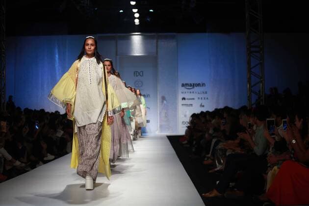 India Fashion Week - Amit Aggarwal Modenschau NEW DELHI, INDIA - OCTOBER 15: A model showcases the creation of designer Amit Aggarwal during Amazon India Fashion Week Spring-Summer 17 at NSIC Exhibition Complex on October 15, 2016 in New Delhi, India. (Photo by Amal Ks Hindustan Times) Amazon India Fashion Week Spring Summer 2017