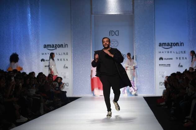 India Fashion Week - Amit Aggarwal Modenschau NEW DELHI, INDIA - OCTOBER 15: Fashion designer Amit Aggarwal during his show at Amazon India Fashion Week Spring-Summer 17 at NSIC Exhibition Complex on October 15, 2016 in New Delhi, India. (Photo by Amal Ks Hindustan Times) Amazon India Fashion Week Spring Summer 2017