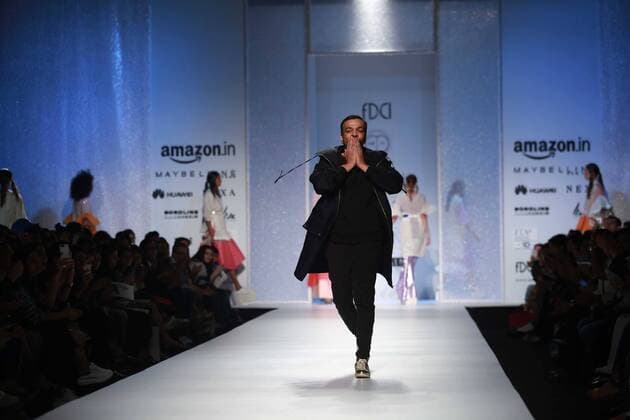 India Fashion Week - Amit Aggarwal Modenschau NEW DELHI, INDIA - OCTOBER 15: Fashion designer Amit Aggarwal during his show at Amazon India Fashion Week Spring-Summer 17 at NSIC Exhibition Complex on October 15, 2016 in New Delhi, India. (Photo by Amal Ks Hindustan Times) Amazon India Fashion Week Spring Summer 2017