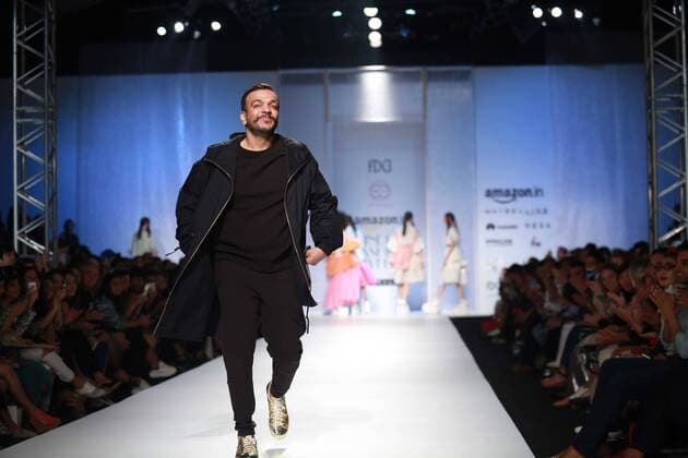 India Fashion Week - Amit Aggarwal Modenschau NEW DELHI, INDIA - OCTOBER 15: Fashion designer Amit Aggarwal during his show at Amazon India Fashion Week Spring-Summer 17 at NSIC Exhibition Complex on October 15, 2016 in New Delhi, India. (Photo by Amal Ks Hindustan Times) Amazon India Fashion Week Spring Summer 2017