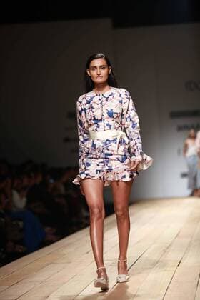 India Fashion Week - Hemant und Nandita Modenschau NEW DELHI, INDIA - OCTOBER 15: A model showcases the creation of designers Hemant and Nandita during Amazon India Fashion Week Spring-Summer 17 at NSIC Exhibition Complex on October 15, 2016 in New Delhi, India. (Photo by Amal Ks Hindustan Times) Amazon India Fashion Week Spring Summer 2017