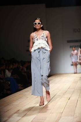 India Fashion Week - Hemant und Nandita Modenschau NEW DELHI, INDIA - OCTOBER 15: A model showcases the creation of designers Hemant and Nandita during Amazon India Fashion Week Spring-Summer 17 at NSIC Exhibition Complex on October 15, 2016 in New Delhi, India. (Photo by Amal Ks Hindustan Times) Amazon India Fashion Week Spring Summer 2017