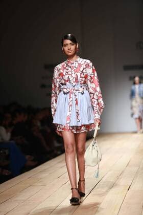 India Fashion Week - Hemant und Nandita Modenschau NEW DELHI, INDIA - OCTOBER 15: A model showcases the creation of designers Hemant and Nandita during Amazon India Fashion Week Spring-Summer 17 at NSIC Exhibition Complex on October 15, 2016 in New Delhi, India. (Photo by Amal Ks Hindustan Times) Amazon India Fashion Week Spring Summer 2017