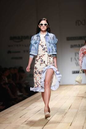 India Fashion Week - Hemant und Nandita Modenschau NEW DELHI, INDIA - OCTOBER 15: A model showcases the creation of designers Hemant and Nandita during Amazon India Fashion Week Spring-Summer 17 at NSIC Exhibition Complex on October 15, 2016 in New Delhi, India. (Photo by Amal Ks Hindustan Times) Amazon India Fashion Week Spring Summer 2017