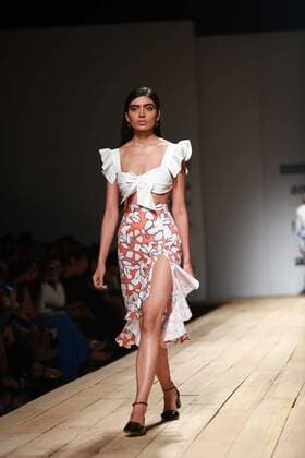 India Fashion Week - Hemant und Nandita Modenschau NEW DELHI, INDIA - OCTOBER 15: A model showcases the creation of designers Hemant and Nandita during Amazon India Fashion Week Spring-Summer 17 at NSIC Exhibition Complex on October 15, 2016 in New Delhi, India. (Photo by Amal Ks Hindustan Times) Amazon India Fashion Week Spring Summer 2017
