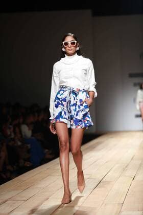 India Fashion Week - Hemant und Nandita Modenschau NEW DELHI, INDIA - OCTOBER 15: A model showcases the creation of designers Hemant and Nandita during Amazon India Fashion Week Spring-Summer 17 at NSIC Exhibition Complex on October 15, 2016 in New Delhi, India. (Photo by Amal Ks Hindustan Times) Amazon India Fashion Week Spring Summer 2017
