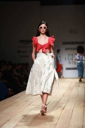India Fashion Week - Hemant und Nandita Modenschau NEW DELHI, INDIA - OCTOBER 15: A model showcases the creation of designers Hemant and Nandita during Amazon India Fashion Week Spring-Summer 17 at NSIC Exhibition Complex on October 15, 2016 in New Delhi, India. (Photo by Amal Ks Hindustan Times) Amazon India Fashion Week Spring Summer 2017