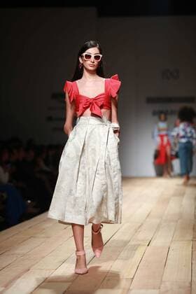 India Fashion Week - Hemant und Nandita Modenschau NEW DELHI, INDIA - OCTOBER 15: A model showcases the creation of designers Hemant and Nandita during Amazon India Fashion Week Spring-Summer 17 at NSIC Exhibition Complex on October 15, 2016 in New Delhi, India. (Photo by Amal Ks Hindustan Times) Amazon India Fashion Week Spring Summer 2017