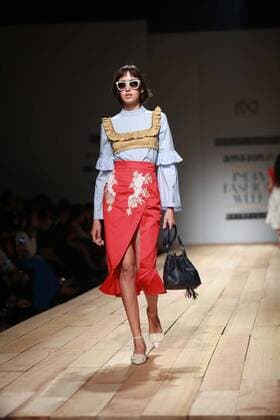 India Fashion Week - Hemant und Nandita Modenschau NEW DELHI, INDIA - OCTOBER 15: A model showcases the creation of designers Hemant and Nandita during Amazon India Fashion Week Spring-Summer 17 at NSIC Exhibition Complex on October 15, 2016 in New Delhi, India. (Photo by Amal Ks Hindustan Times) Amazon India Fashion Week Spring Summer 2017