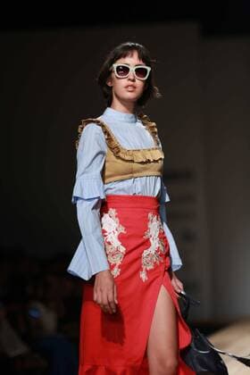India Fashion Week - Hemant und Nandita Modenschau NEW DELHI, INDIA - OCTOBER 15: A model showcases the creation of designers Hemant and Nandita during Amazon India Fashion Week Spring-Summer 17 at NSIC Exhibition Complex on October 15, 2016 in New Delhi, India. (Photo by Amal Ks Hindustan Times) Amazon India Fashion Week Spring Summer 2017
