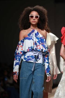 India Fashion Week - Hemant und Nandita Modenschau NEW DELHI, INDIA - OCTOBER 15: A model showcases the creation of designers Hemant and Nandita during Amazon India Fashion Week Spring-Summer 17 at NSIC Exhibition Complex on October 15, 2016 in New Delhi, India. (Photo by Amal Ks Hindustan Times) Amazon India Fashion Week Spring Summer 2017